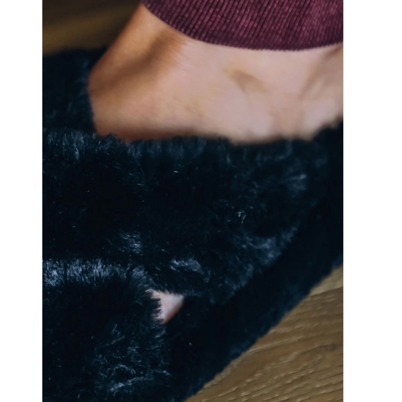 Black faux fur slipper slides crisscross straps - Picture 8 of 10